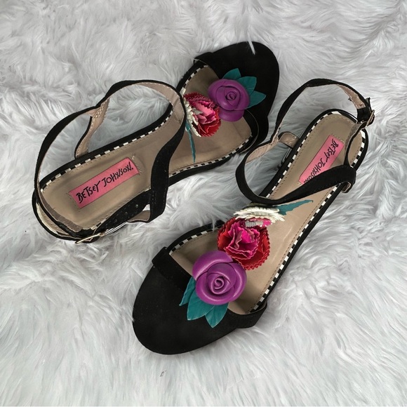 Betsey Johnson Adde Black Sandals Floral Accents and Black/White Heels Size 8. - Picture 6 of 12